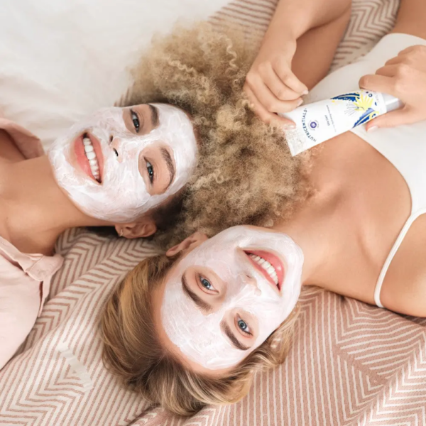 2 Frauen mit dem Nu Skin Nutricentials Spa Day Masq von Nuskin 2 Frauen mit dem Nu Skin Nutricentials Spa Day Masq von Nuskin