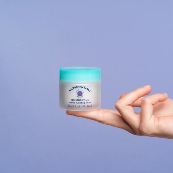 Nu Skin Moisturize Me auf Finger von Nuskin Nutricentials