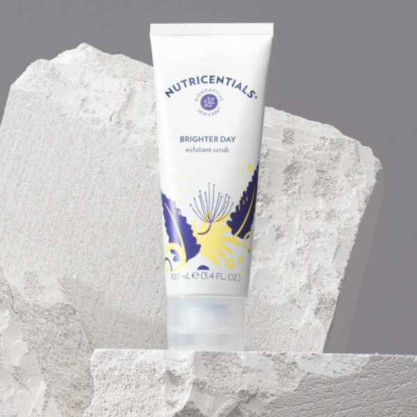 Nu Skin Nutricentials Brighter Day Exfoliant Tube auf einem Stein von Nuskin