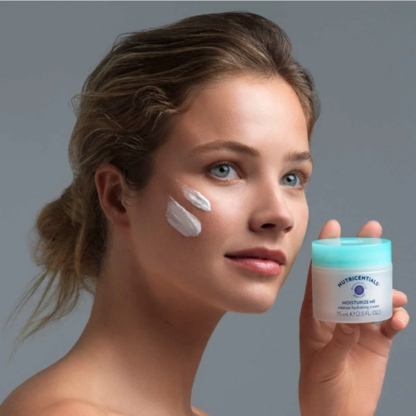 Nu Skin Nutricentials Moisturize Me Intensive Hydrating Cream von Nuskin mit Modell