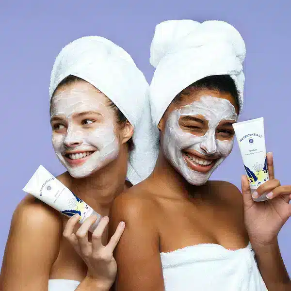 Nu Skin Peelings und Masken – zwei Personen mit Masken