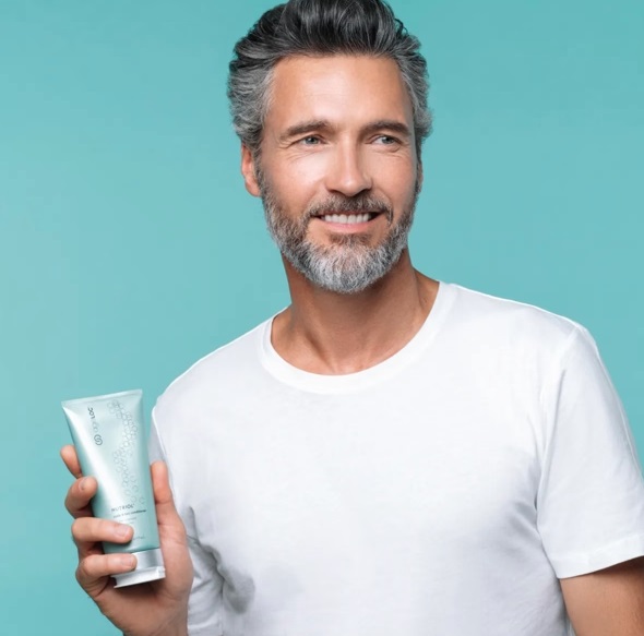 Nuskin Nutriol Conditioner Mann mit Tube in der Hand von Nu Skin Nuskin Nutriol Conditioner Mann mit Tube in der Hand von Nu Skin