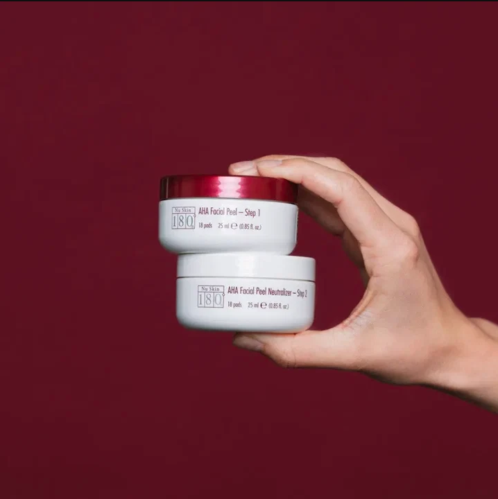Nu Skin 180 Grad Aha Peel von Nuskin Hand mit beiden Dosen Nu Skin 180 Grad Aha Peel von Nuskin Hand mit beiden Dosen
