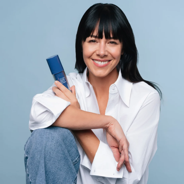 Frau mit Nu Skin ageloc Tru Face Retinol Serum