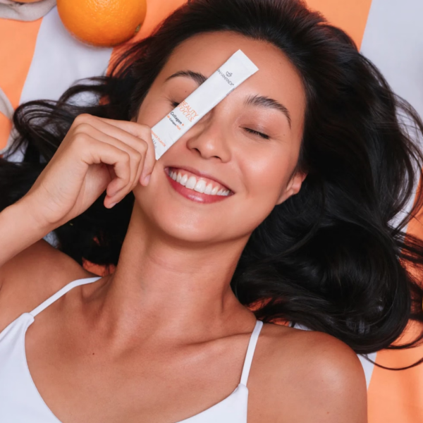Modell mit Stick von Beauty Focus Collagen + von Pharmanex